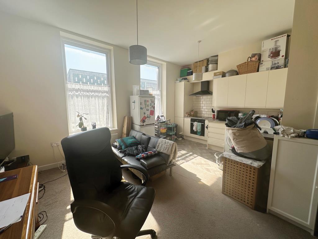 Lot: 100 - MIXED USE INVESTMENT IN TOWN CENTRE - First Floor flat living room/kitchen